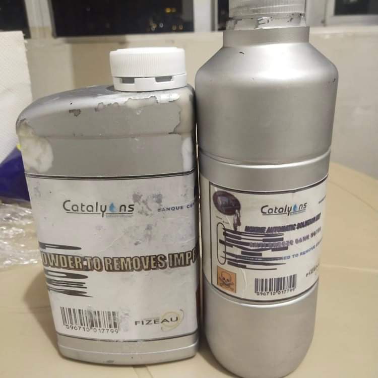 L'acide mercurique contenu dans ces bouteilles procure une facilité extrême aux experts lors du nettoyage des notes codées en vert et en noir.